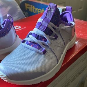 Girls Under Armour Infinity Shoes, Never Worn. Size 4Y, Light Lavender